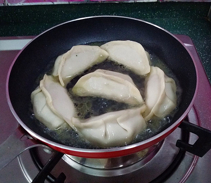 抱蛋煎饺,沿锅边加入清水,水量莫过底部即可
