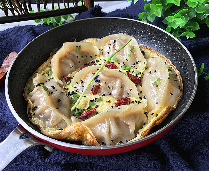 抱蛋煎饺,连锅端上桌,还少洗一个盘子