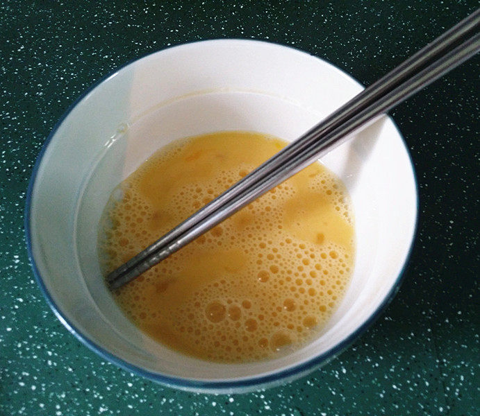 抱蛋煎饺,加盖焖制,同时将<a style='color:red;display:inline-block;' href='/shicai/ 9'>鸡蛋</a>打散备用
