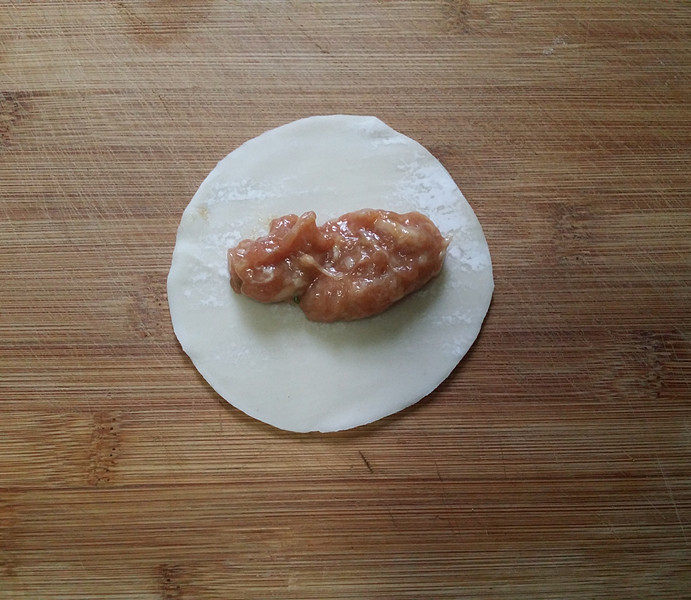 抱蛋煎饺,饺子皮上放入适量肉馅,捏成自己喜欢的形状,剩下的饺子,我直接放冰箱冷冻了