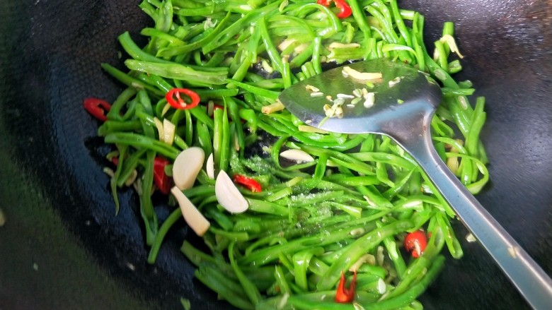 辣炒豆角,放入大蒜,盐,<a style='color:red;display:inline-block;' href='/shicai/ 3729'>白糖</a>,翻炒均匀。