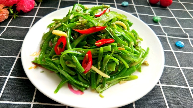 辣炒豆角,装盘,青翠欲滴。