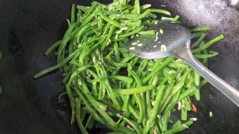 辣炒豆角,放入豆角,翻炒。