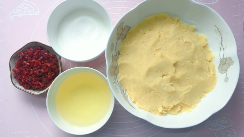 蔓越梅绿豆糕,所有食材都准备好了,接下来可以炒绿豆泥了。