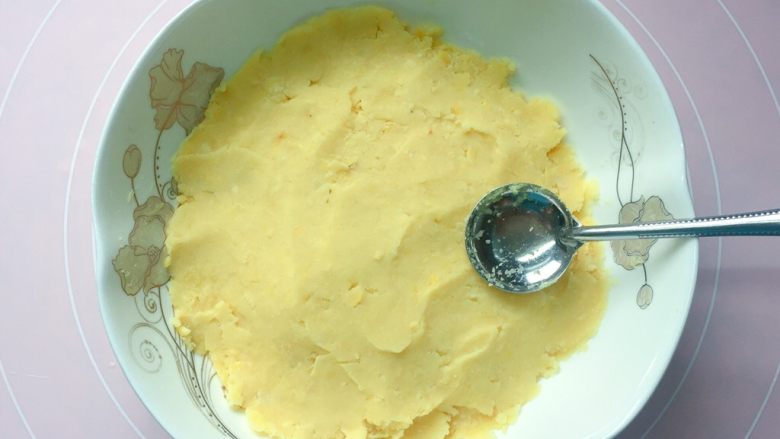 蔓越梅绿豆糕,趁热用勺子碾压成泥,蒸熟透的绿豆很容易压成泥的(当然你也可以使用料理机)。