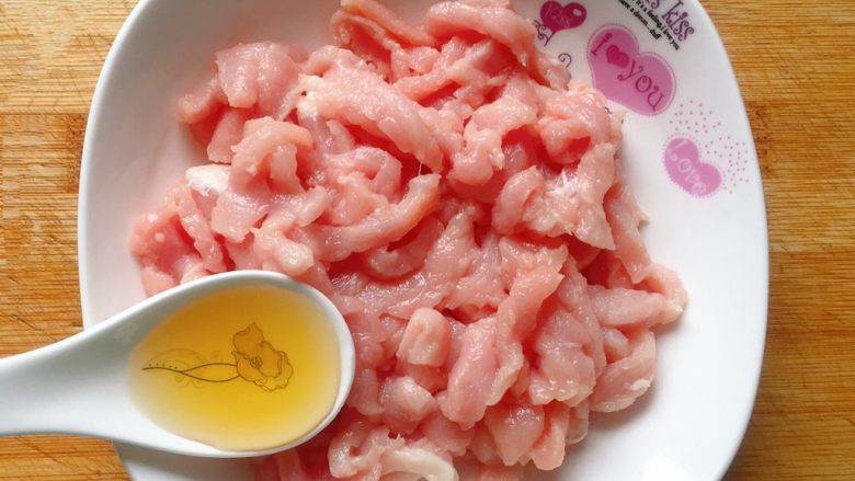 洋葱炒肉丝,加入1.5汤匙料酒;