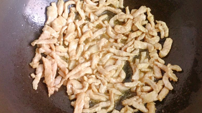 洋葱炒肉丝,锅中倒入适量油烧热,放入肉丝炒至变色、断生。