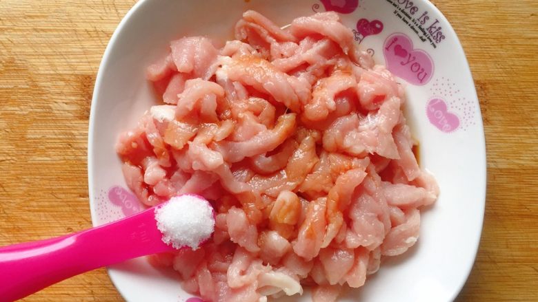 洋葱炒肉丝,加入1小勺白糖;