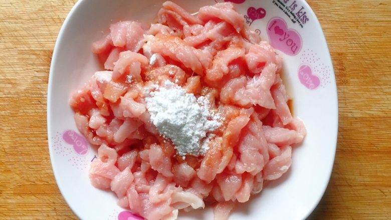 洋葱炒肉丝,加入适量<a style='color:red;display:inline-block;' href='/shicai/ 512'>玉米淀粉</a>,抓拌均匀,腌制十分钟至其入味。