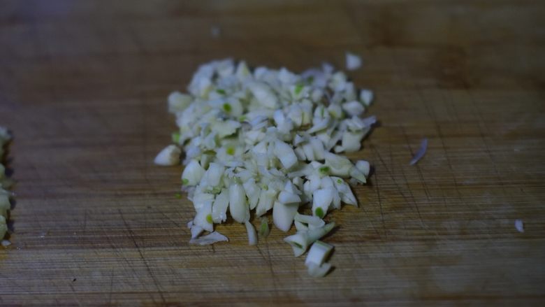 干煸海味玉带豆丝,切好蒜末。