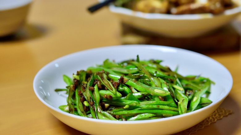 干煸海味玉带豆丝,炒至边缘略焦,尝一下咸淡,适量加盐,即可起锅了。