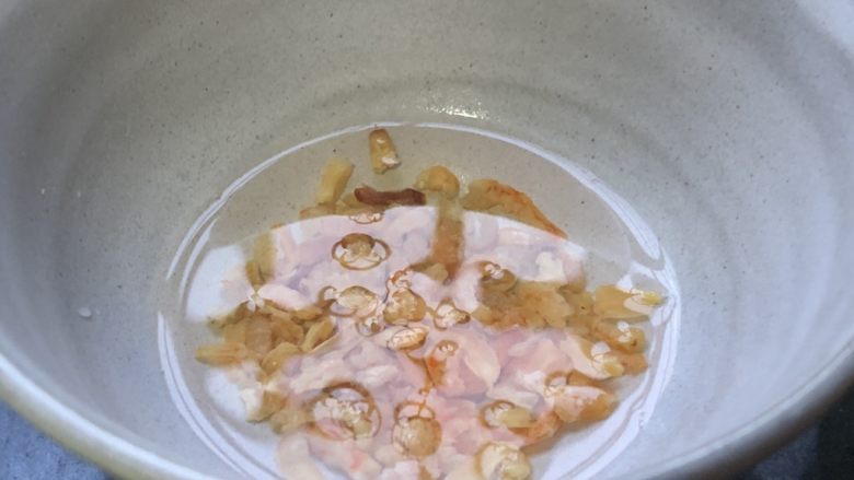 干煸海味玉带豆丝,虾米提前半小时浸泡一下,洗干净,沥干。