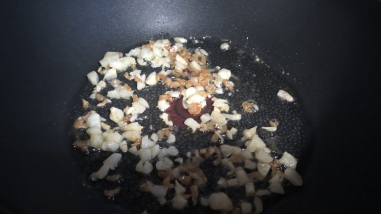 干煸海味玉带豆丝,下姜末蒜末虾米,小火炒至散发香味、水汽半干。
