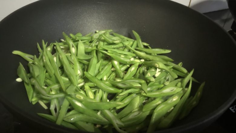 干煸海味玉带豆丝,下豆丝,转大火煸炒。