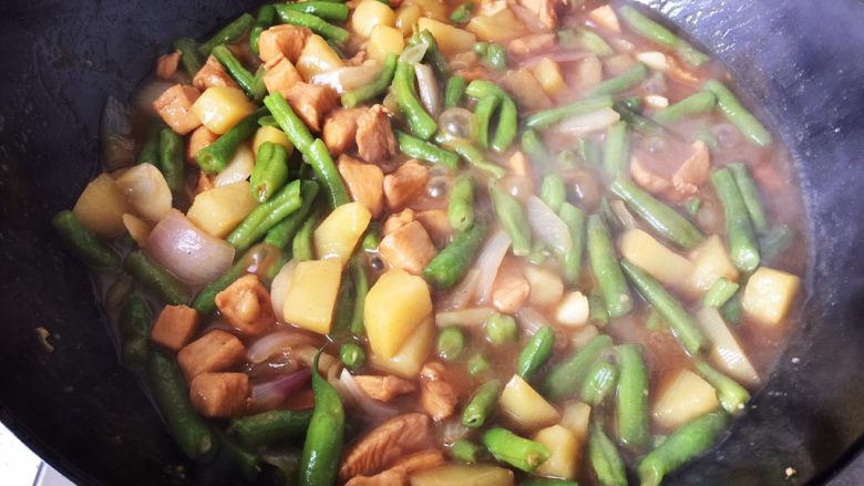 咖喱鸡饭,炒两分钟后放咖喱块,炒出糊状后出锅