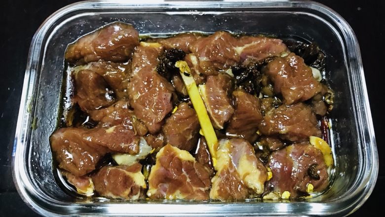 烤牛肉串,用筷子搅拌均匀后,盖好盖子放入冰箱(腌制3小时以上,或过夜)