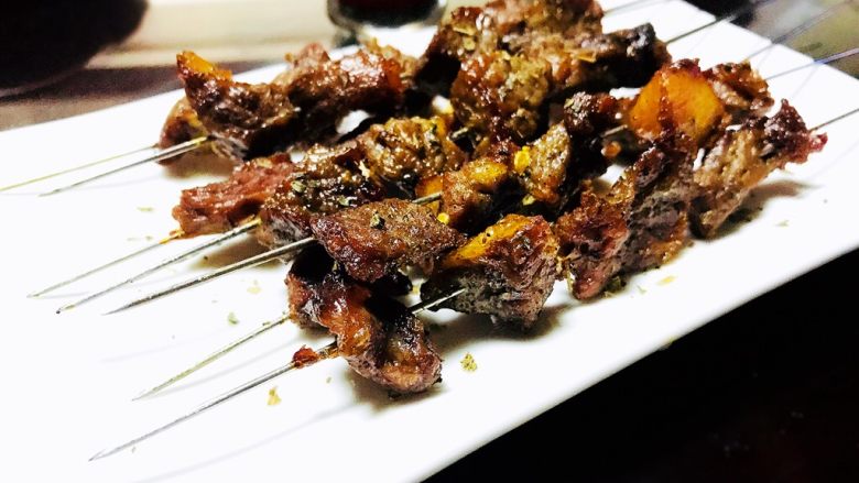 烤牛肉串,好啦,摆盘,撒上孜然粉、辣椒粉。超级超级香哦😋
