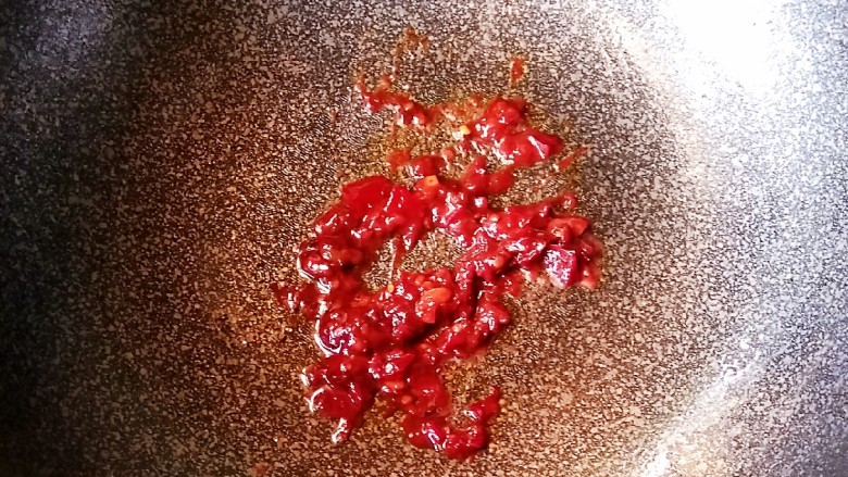 五花肉干锅茶树菇,放入<a style='color:red;display:inline-block;' href='/shicai/ 46964'>郫县豆瓣酱</a>,炒出红油