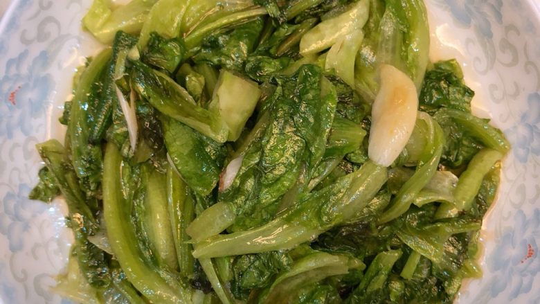 颜值爆高的家常菜
,生菜洗干净，沥干水，拨2⃣️颗蒜，直接加油入锅，翻炒几分钟，装盘