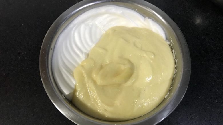 舒芙蕾,翻拌均匀后倒入蛋白盆,继续翻拌均匀。