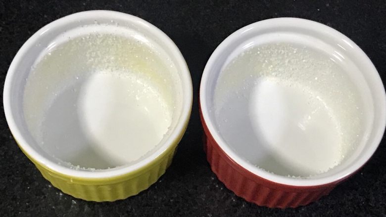 舒芙蕾,撒上一层细砂糖(菜谱以外的用量)。