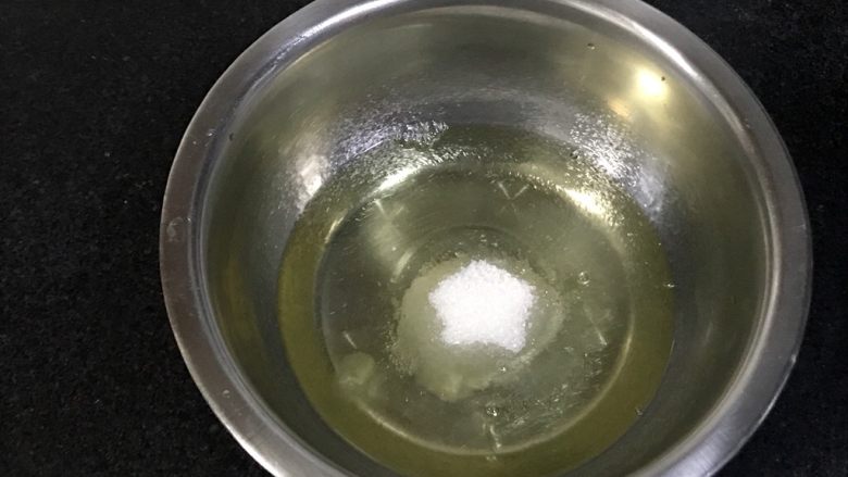 舒芙蕾,两个蛋白里加入20克的细砂糖,烤箱预热180度。