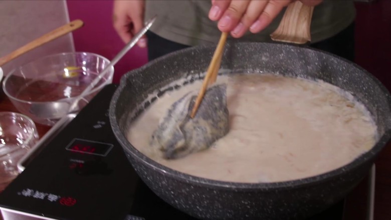 内蒙古奶茶,奶茶颜色变深后，即可把砖茶包拿出，再煮五分钟即可