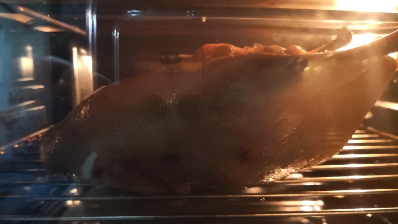 脆皮烤鸭,吹到晚上6:30,进烤箱。热对流模式,150度,35分钟。