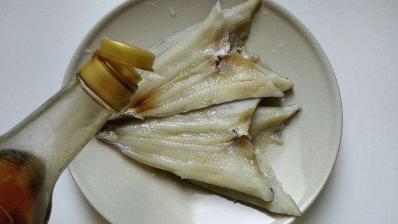 麻辣烤南极冰鱼,鱼柳放两勺料酒