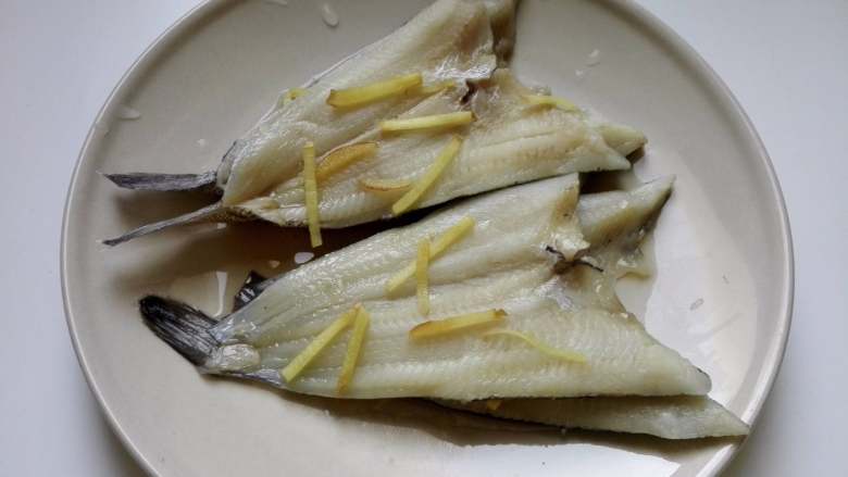 麻辣烤南极冰鱼,切好的姜丝放到鱼柳上,