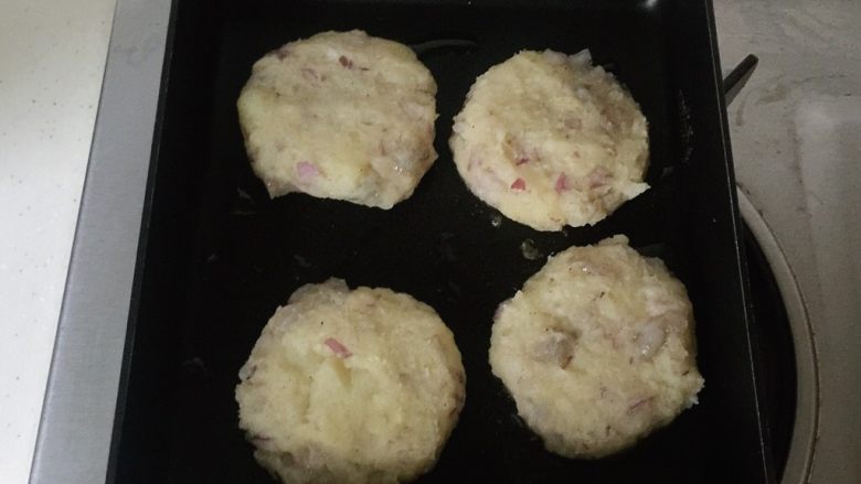 香煎土豆饼 —— 土豆的N种吃法1,中小火,油锅烧热,把土豆饼放上,煎至一面金黄,翻面,二面金黄就可以出锅了