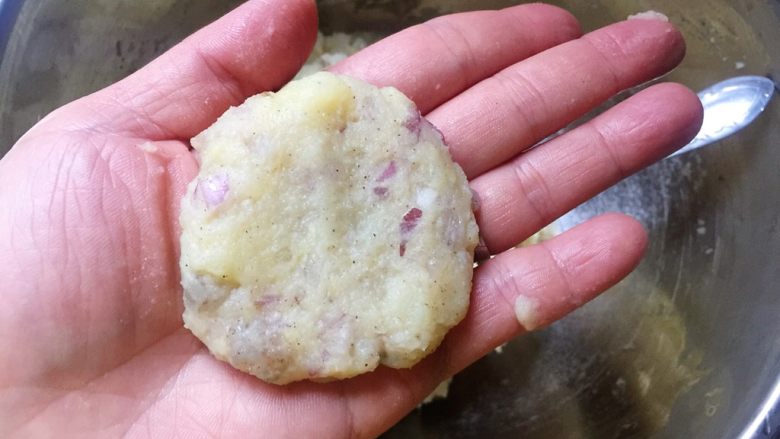 香煎土豆饼 —— 土豆的N种吃法1,拌匀的土豆泥取适量放于掌心,稍稍按压,整成圆饼型