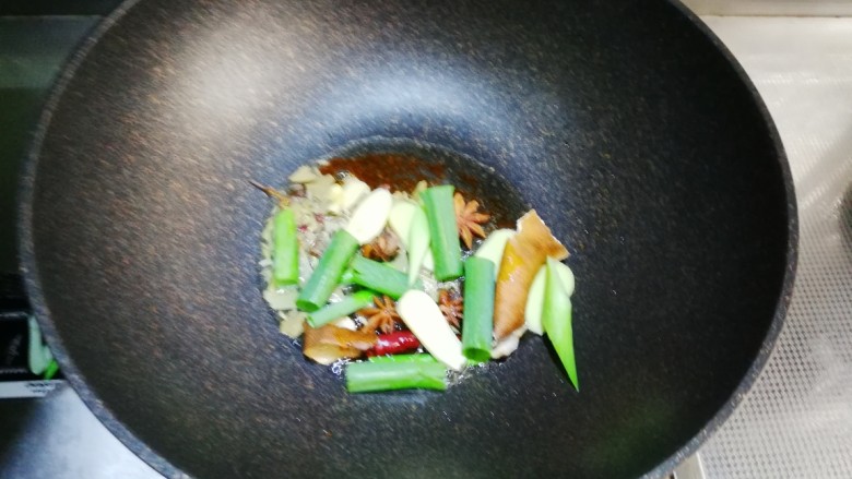 萝卜炖排骨,待糖冒泡泡时,倒入备好的香料,煸出香味
