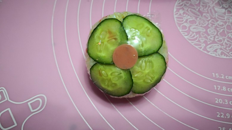 【童趣早餐】,将保鲜膜收紧,裹住炒饭,稍微整形一下,一朵炒饭花🌸就做好了,所有食材,花朵我做了两朵。