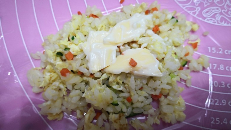 【童趣早餐】,将炒饭铺一层盖住花朵,中间放上芝士<a style='color:red;display:inline-block;' href='/shicai/ 4856'>沙拉酱</a>作为饭的馅料。