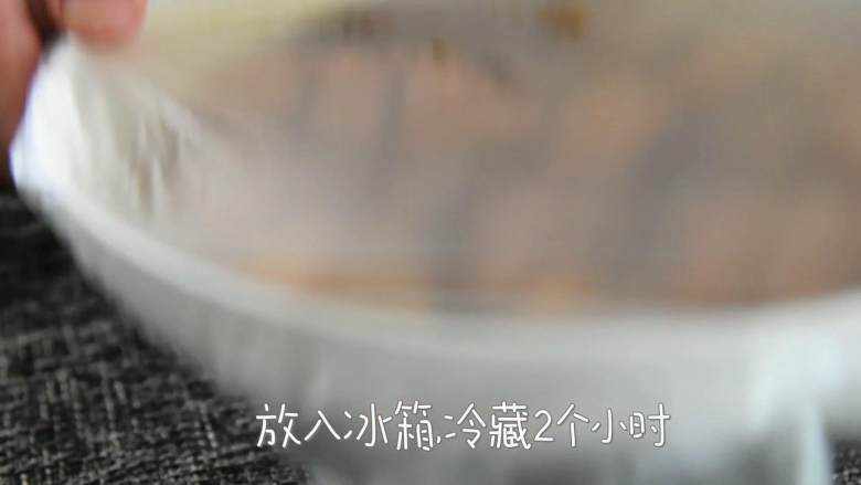 蜜汁鸡翅—甜蜜多汁,好吃到停不下来,放入冰箱冷藏2个小时。