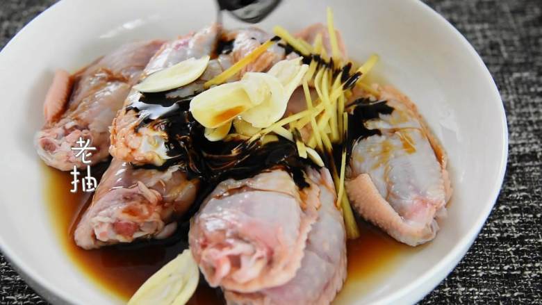 蜜汁鸡翅—甜蜜多汁,好吃到停不下来,加入蒜片、料酒、姜丝、生抽、老抽,抓匀。