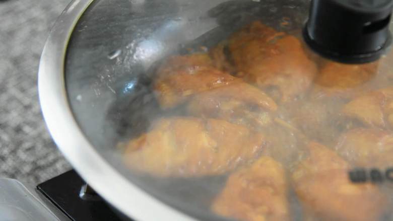 蜜汁鸡翅—甜蜜多汁,好吃到停不下来,中火煮15分钟。
