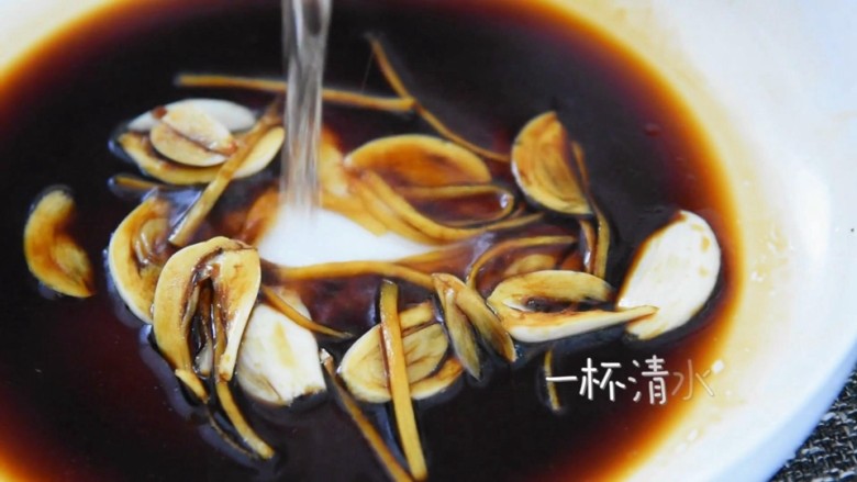 蜜汁鸡翅—甜蜜多汁,好吃到停不下来,之前腌制的酱汁倒入一杯清水。