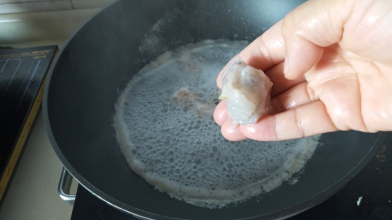 三色蓝莓酱夹心饭团,烧一锅清水,水开后把虾蓉,猪肉蓉团成丸子,煮熟