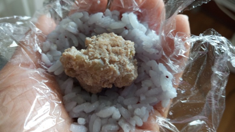 三色蓝莓酱夹心饭团,分别包入,虾球,猪肉球和夏威夷果