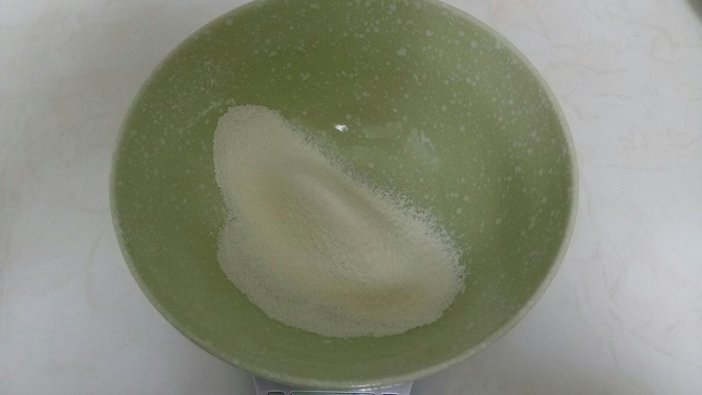 南瓜蛋糕,<a style='color:red;display:inline-block;' href='/shicai/ 548'>低筋面粉</a>过筛。