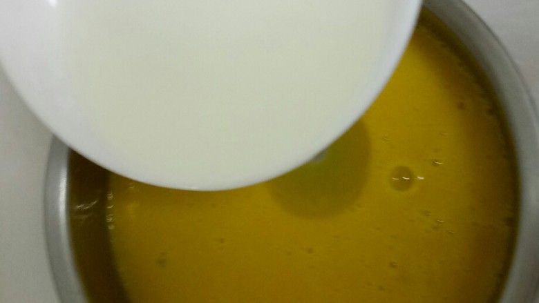 南瓜蛋糕,蛋黄用手动打蛋器搅打均匀,倒入葵花籽油。