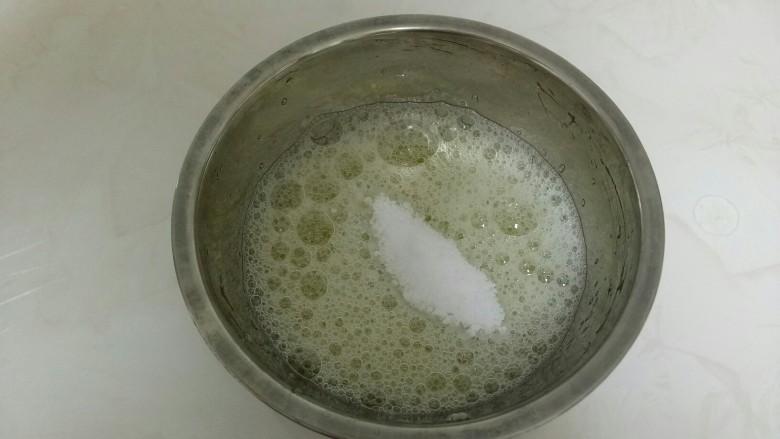 南瓜蛋糕,蛋清用手电动打蛋器打至大气泡时,加入1/3的糖。