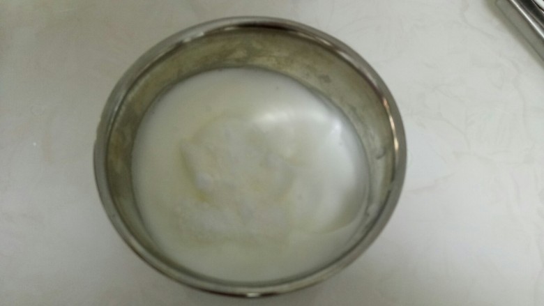 南瓜蛋糕,打至有纹路时,加入1/3的糖。
