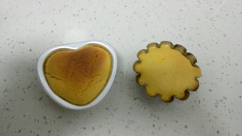 南瓜蛋糕,烤箱150度预热5分钟,150度烤10分钟,再140度烤15分钟。