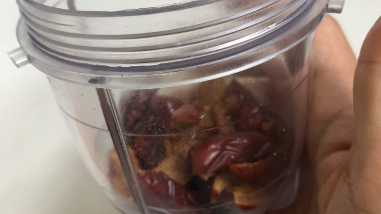 红枣红糖馒头,红枣+红糖水+清水放入料理机,打成泥状