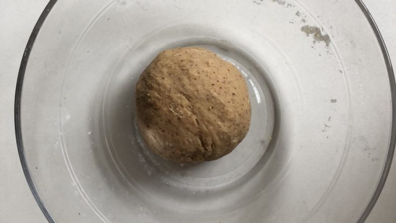 红枣红糖馒头,然后用手揉成光滑的面团