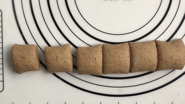 红枣红糖馒头,切成等量大小的馒头胚