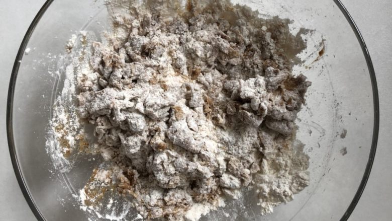 红枣红糖馒头,用筷子搅拌成棉絮状